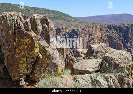 Mit Flechten bedeckte Felsformationen des Black Canyon Stockfoto