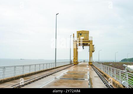 Der Ubonratana-Staudamm mit Wasserbad in Khon Kaen, Thailand, ist ein bemerkenswertes Reservoir, das atemberaubende Ausblicke bietet und wichtige Funktionen für die Th bietet Stockfoto