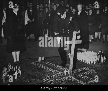 Prinzessin Elizabeth und Lieutenant Philip in der Abbey. Eine kleine Menschenmenge stand heute (Donnerstag) vor St. Margaret's, Westminster, still neben dem Feld der Erinnerung, als ihre Königliche Hoheit Prinzessin Elizabeth mit ihrem Verlobten, Lt. Philip Mountbatten R.N., Age, ein Erinnerungskreuz pflanzte, nahe und etwas vor dem Kreuz an den Unbekannten Krieger. Fotoshows, schwarz gekleidet, mit ihrem Hut, der einen Hauch von Farbe verleiht, sieht Prinzessin Elizabeth zu, wie Lt Mountbatten sein Kreuz im Feld der Erinnerung in Westminster pflanzt, heute (Donnerstag). Die Prinzessin trug am 6. November ein Garde-Grenadier-Abzeichen in ihrem Mantel Stockfoto