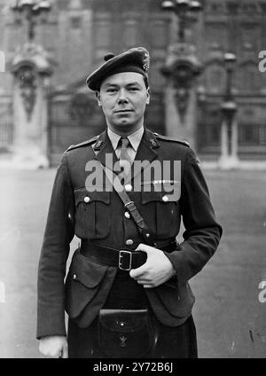 DSO für den schottischen Offizier. Eine Einladung seiner Majestät des Königs im Buckingham Palace am Dienstag, Major Ian D Booth, 27, Cranworth Street, erhielt den DSO. Fotoshows, eine Nahaufnahme von Major Ian D Booth, gesehen vor dem Buckingham Palace vor der heutigen Amtseinführung (Dienstag). 4. November 1947 Stockfoto