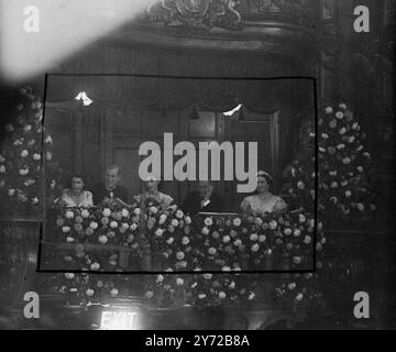 Royal Command Variety Performance. Ihre Majesties der König und die Königin, begleitet von den beiden Prinzessinnen, und Lt. Philip Mountbatten, R.N., besuchten heute Abend die Royal Command Variety Performance im London Palladium. Foto-Shows, die Royal Party, wie sie sehen die Royal Command Variety Performance im London Palladium heute Abend (Montag). Von links nach rechts, Prinzessin Elizabeth, Lieutenant Mountbatten, Prinzessin Margaret, König und Königin. 3. November 1947 Stockfoto