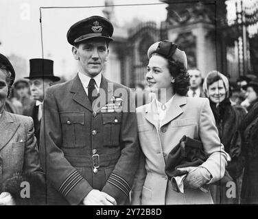 DSO für den schottischen Offizier. Eine Einladung seiner Majestät des Königs im Buckingham Palace am Dienstag, Major Ian D Booth, 27, Cranworth Street, erhielt den DSO. Mrs. Archer hat einen bewundernswerten Blick auf ihren Mann, den Wing Commander E L Archer, als sie den Palast verlassen, nachdem er den DSO vom König erhalten hatte. Das Haus der Archers ist in Nottingham. 4. November 1947 Stockfoto