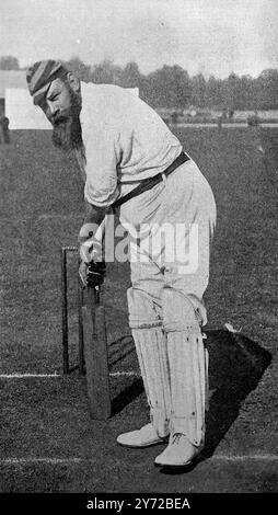 Batting: W. G. Grace spielt defensiv zurück (William Gilbert Grace, der für England, den MCC, Gloucestershire und später London County spielte). Dieses Foto stammt aus einer Serie von Fotoabzügen von Cricketspielern aus der viktorianischen Zeit. Sie wurden 1897 veröffentlicht. Viele werden zum Zweck der Unterweisung gestellt. Stockfoto