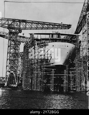 Von Prinzessin Elizabeth ins Leben gerufen. Das größere Schiff, das derzeit weltweit gebaut wurde, die Caronia, und das größte Handelsschiff, das die Clydebank-Bestände seit der „Queen Elizabeth“ verlassen hat, wird am 30. Oktober von Ihrer Königlichen Hoheit Prinzessin Elizabeth gestartet. Schleppketten, die beim Start der großen Schiffe „Queen Mary“ und „Queen Elizabeth“ verwendet wurden, werden wieder in Dienst gestellt, wenn dieses neue 34.000 Tonnen schwere Cunard White Star-Liner die Hangbahn auf John Browns Hof herunterfährt. Fotoshows, eine Stern-Rezension des neuen Schiffes Caronia in den Aktien der John Brown Werft, Clydebank. 22. Oktober 1947. Stockfoto