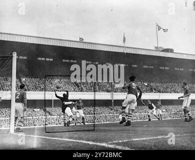 Arsenal gegen Everton. Das ungeschlagene Arsenal-Team war am Samstag im Highbury Stadium zu Hause bei Everton. Die Fotos zeigen, dass Ted Sagar, Torhüter in Everton, in den ersten Phasen des Spiels am Nachmittag in Highbury spektakulär gespart hat. 25. Oktober 1947 Stockfoto