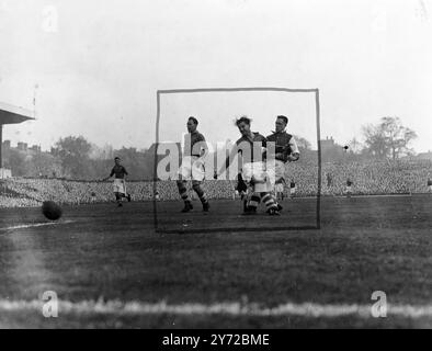 Arsenal gegen Everton. Das ungeschlagene Arsenal-Team war am Samstag im Highbury Stadium zu Hause bei Everton. Das Bild zeigt Ian McPherson (Nr. 11) das Arsenal, außen links, in einem Streit mit John Humphreys (Nr. 5). Die Hälfte des Everton-Zentrums, während des Nachmittagsspiels in Highbury. 25. Oktober 1947 Stockfoto