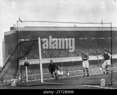 Arsenal gegen Everton. Das ungeschlagene Arsenal-Team war am Samstag im Highbury Stadium zu Hause bei Everton. Das Bild zeigt, dass Reg Lewis (Nr. 9) beim Spiel in Highbury am Nachmittag hinter Ted Sagar, dem Torhüter von Everton, abschneidet. 25. Oktober 1947 Stockfoto