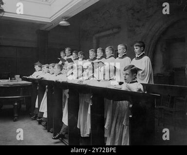 Choristen der Westminster Abbey unter Dr. William Neill McKie, Organist und Chormeister, wo sie heute Morgen den Gottesdienst praktizieren, den sie in der Abbey singen werden, als Prinzessin Elizabeth am 20. November mit Lieut verheiratet ist. Philip Mountbatten Picture zeigt: Westminster Abbey Boy Choristers singen im Chor der Abbey heute allgemeine Praxis für die königliche Hochzeit. 17. Oktober 1947. Stockfoto