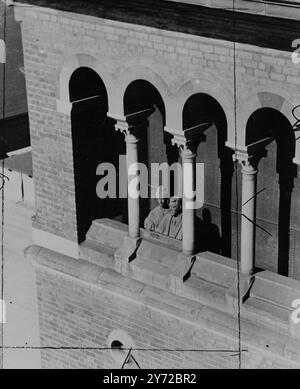 Carl Jacobsen und seine Frau blickten aus Stein von einem Fenster des Elefantenturms auf die neue Carlsberg-Brauerei. Die Elefanten unter ihnen wurden nach ihren vier Kindern Theodora, Paula, Helgo und Vaga benannt. Undatiert. Stockfoto