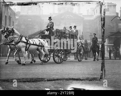 Eröffnung des Parlaments durch den Staat. - Der König, begleitet von der Königin, ist heute Morgen (Dienstag) vom Buckingham Palace zum House of Lords gefahren, um das Parlament zu eröffnen. Unmittelbar hinter dem König bei der Prozession und der ersten Teilnahme an der Zeremonie fuhr Prinzessin Elizabeth in ihrer eigenen - landau. Im Viereck des Palastes befindet sich eine Ehrengarde der Brigade of Guards, und die sechs Wagen, die an der Prozession teilnahmen, hatten eine Eskorte der Haushalts-Kavallerie. Ein Salut von 41 Geschützen wurde von der Royal Horse Artillery im St. James's Park abgefeuert. Stockfoto