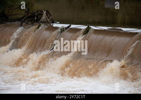 River Leam Flutwasser am Mill Bridge Wehr, Leamington Spa, Warwickshire, Großbritannien Stockfoto