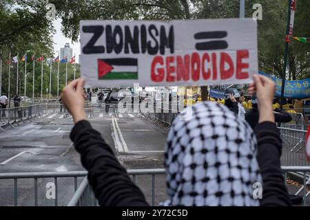 Ein Demonstrant, der ein Schild mit Zionish, gleich dem Genozid, hält, ist darauf geschrieben, als er an einer Demonstration vor dem Gebäude der Vereinten Nationen in New York am 26. September 2024 teilnahm. Pro-palästinensische Demonstranten versammeln sich im Bryant Park und marschieren dann zum Gebäude der Vereinten Nationen, um gegen den Besuch des israelischen Premierministers Benjamin Netanjahu zu protestieren, der seine Rede vor der Generalversammlung der Vereinten Nationen von Donnerstag auf Freitag verlegte. Sie forderten einen sofortigen Waffenstillstand von 21 Tagen über die Grenze zwischen Israel und Libanon hinweg und bekundeten ihre Unterstützung für einen Waffenstillstand in Gaza nach intensiven Diskussionen Stockfoto