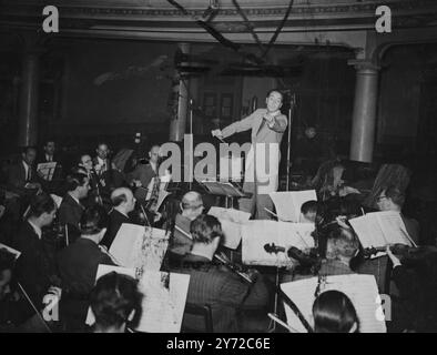 Enrique Jorda, kürzlich zum Dirigenten des Kapstadt-Orchesters ernannt, dirigierte heute das Paris conservatoire Orchester in der Kingsway Hall in London, wo er eine Aufnahme von Liszts Les Preludes machte. 13. Oktober 1947 Stockfoto