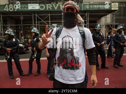 Ein Demonstrator posiert zum Fotografieren, während er an einer Demonstration in New York am 26. September 2024 teilnimmt. Pro-palästinensische Demonstranten versammeln sich im Bryant Park und marschieren dann zum Gebäude der Vereinten Nationen, um gegen den Besuch des israelischen Premierministers Benjamin Netanjahu zu protestieren, der seine Rede vor der Generalversammlung der Vereinten Nationen von Donnerstag auf Freitag verlegte. Sie forderten einen sofortigen Waffenstillstand von 21 Tagen über die Grenze zwischen Israel und Libanon hinweg und bekundeten ihre Unterstützung für einen Waffenstillstand in Gaza nach intensiven Diskussionen bei den Vereinten Nationen. (Foto: Probal Rashid/SIPA USA) Stockfoto