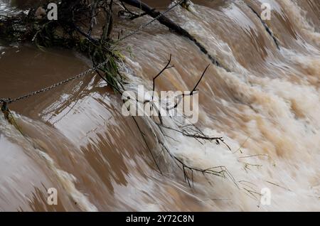 River Leam Flutwasser am Mill Bridge Wehr, Leamington Spa, Warwickshire, Großbritannien Stockfoto