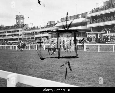 Mons M. Boussacs Hengst Djelal, geritten von C.. Elliott, einer der wichtigen Diadem-Stakes in Ascot heute Nachmittag von Sir W. Cookes Happy Knight, mit einem anderen französischen Teilnehmer, Mr. R. Strassburgers Clarion III., Dritter. Das Bild zeigt: Djelal (Nr. 4) gewinnt die Diadem-Stakes. 10. Oktober 1947 Stockfoto