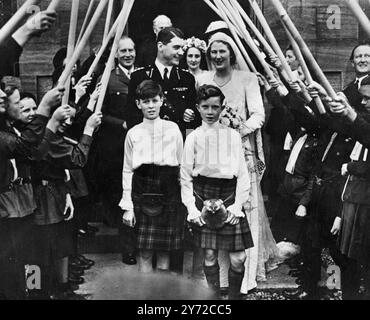 Lady Jean Sybil Violet Graham, 26-jährige Tochter des Herzogs und der Herzogin von Montrose, war in der Kilbridge Parish Church auf Brodrick, Isle of Arran, mit Coll John Patrick Ilbert Fforde, Generalinspektor der Palästinensischen Polizei verheiratet. Die Braut und der Bräutigam sind über 1,2 Meter groß. Das Bild zeigt: Die Braut und der Bräutigam, abgebildet mit zwei Seiten, verlassen die Till Bridge Parish Church nach der Hochzeitszeremonie. Eine Ehrenwache wurde von der Girl Guides Movement bereitgestellt. 10. Oktober 1947 Stockfoto