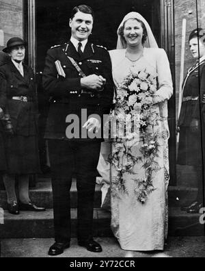 Lady Jean Sybil Violet Graham, 26-jährige Tochter des Herzogs und der Herzogin von Montrose, war in der Kilbridge Parish Church auf Brodrick, Isle of Arran, mit Coll John Patrick Ilbert Fforde, Generalinspektor der Palästinensischen Polizei verheiratet. Die Braut und der Bräutigam sind über 1,2 Meter groß. Das Bild zeigt: Die Braut und der Bräutigam, die die Pfarrkirche nach ihrer Hochzeit verlassen haben. Die Braut trägt ein Kleid aus weißem Moire mit einem Zug, mit einem Diadem aus Diamant und Perle über einem Brüsseler Spitzenschleier. 9. Oktober 1947 Stockfoto