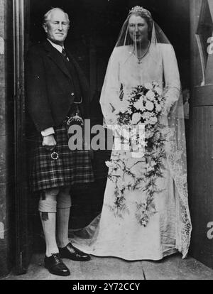 Lady Jean Sybil Violet Graham, 26-jährige Tochter des Herzogs und der Herzogin von Montrose, war in der Kilbridge Parish Church auf Brodrick, Isle of Arran, mit Coll John Patrick Ilbert Fforde, Generalinspektor der Palästinensischen Polizei verheiratet. Die Braut und der Bräutigam sind über 1,2 Meter groß. Das Bild zeigt: Die Braut, dargestellt mit ihrem Vater, dem Herzog von Montrose bei der Ankunft in der Kirche zu ihrer Hochzeit. Die Braut trägt ein Kleid aus weißem Moire mit einem Zug, mit einem Diadem aus Diamant und Perle über einem Brüsseler Spitzenschleier. 9. Oktober 1947 Stockfoto