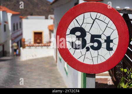 Altes, gerissenes Straßenschild „Gewichtsgrenze 3,5 t“ Stockfoto