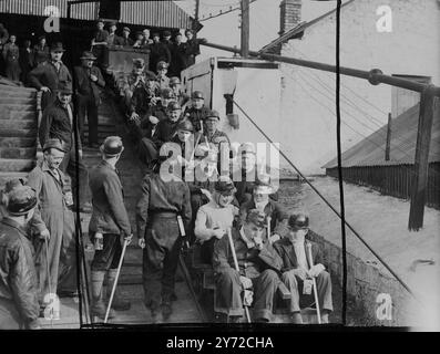 Alles vorbereitet für einen Ausflug in die Kohlewand der Great Mountain Colliery in der Nähe von Llanelly, Südwales, gestern ist der rechte Ehrename James Griffiths, Parlamentsabgeordneter, Minister für nationale Versicherung (Vordergrund, Hand an Gesicht). Hinter ihm sitzt seine Privatsekretärin, Miss Nancy Hellon, die die erste Frau wurde, die diese spezielle Kohlegrube unterging. - 2. Oktober 1947 Stockfoto