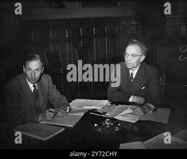 Die Untersuchung des Flugzeugs Tudor I, die vom Versorgungsministerium angefordert wurde, wurde heute Morgen im Institut für Bauingenieure in der Great George Street eröffnet. Das Bild zeigt: Herr J. A. Drew (links) und Herr J. J. Taylor. 1. Oktober 1947 Stockfoto