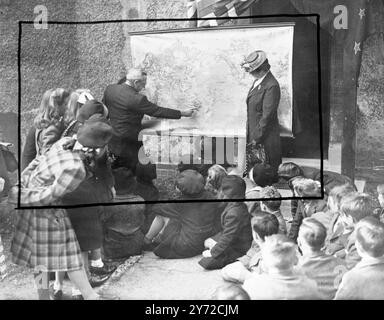 Auf dem Weg nach Australien in der SS Ormonde, dem ersten Linienschiff, das ausschließlich für australische Migranten reserviert ist, sind 40 Jungen und Mädchen aus der Dr. Barnardo's Garden City, Woodford Bridge, Essex. 20 Jungen und 20 Mädchen sind die erste, die England verlässt, um ein neues Leben zu führen. "Down Under" seit dem Krieg. Die Jungs sollen in eine Bauernschule in New South Wales gehen, die Mädchen in ein Heim in der Nähe von Sydney. Falls Sie in anderen Bereichen arbeiten möchten, wird Ihnen Gelegenheit geboten. Das Bild zeigt: Herr Norman Mighell, CBE, stellvertretender hoher Kommissar für Australien, e Stockfoto