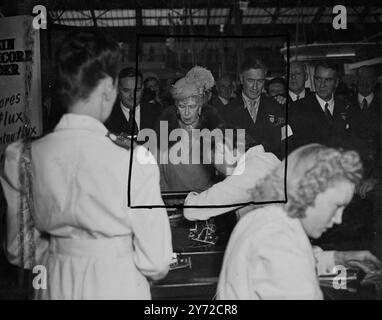 Ihre Majestät Queen Mary war heute Morgen Besucher der ersten Nachkriegsfunkausstellung, die morgen in Olympia eröffnet wird. Sie sah die neuesten Entwicklungen im britischen Radio. Sowohl der Eigenheimkäufer als auch der wichtige Exporthandel. Außerdem werden Funkgeheimnisse aus Kriegszeiten, einschließlich Nachtsicht durch Infrarot und Funksteuerung von Signalgeräten, demonstriert. Das Fernsehen ist gut sichtbar; 39 Modelle sind zu sehen. Der Haupttrend des Designs und der Funkgeräte ist hin zu Miniaturmodellen, die kleine Komponenten enthalten, die auch eine Kriegsentwicklung waren. Die Radioexporte, die im letzten Jahr bei 8 Millionen beziffert wurden, dürften steigen Stockfoto