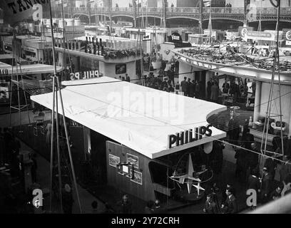 Die erste "Radiolympia" der Nachkriegszeit, die die bisher größte Ausstellung der neuesten Entwicklungen im Radio und Fernsehen darstellt, ist jetzt in Olympia in London im Gange. Das Bild zeigt: Die allgemeine Ansicht einiger Geräusche bei „Radiolympia“ mit dem Philips Display im Vordergrund. 2. Oktober 1947 Stockfoto