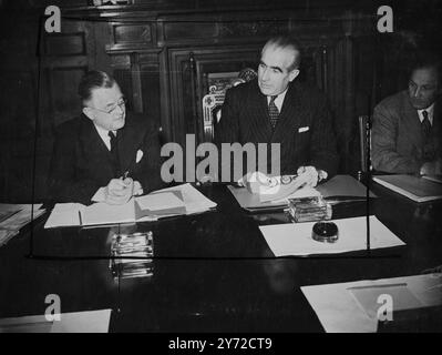 Die Untersuchung des Flugzeugs Tudor I, die vom Versorgungsministerium angefordert wurde, wurde heute Morgen im Institut für Bauingenieure in der Great George Street eröffnet. Der Oberkommissar Sir Christopher Courtney (rechts) hatte den Vorsitz. Auf der linken Seite ist Mr. James Mould. 1. Oktober 1947 Stockfoto