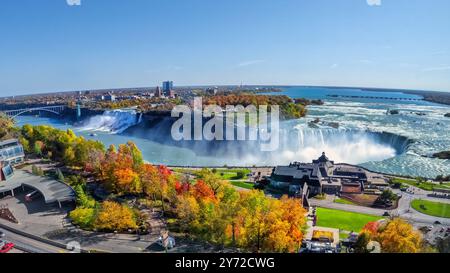 Panoramablick auf die Niagarafälle einschließlich Horseshoe Falls und American Falls, in Herbstfarben Stockfoto