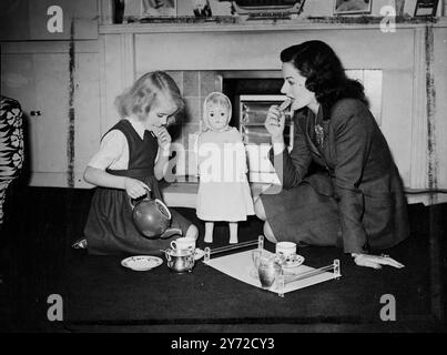 Margaret Lockwood, glamouröse Star der J Arthur Rank Organisation, nimmt sich Zeit für einen Tee mit ihrer Tochter Julia (Toots), Julius Dolly macht einen dritten. 31. Oktober 1947 Stockfoto