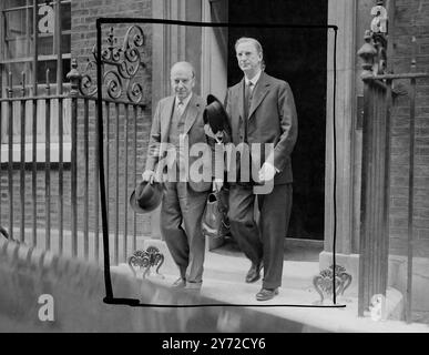 'Dev' zurück in London. Herr de Valera, Premierminister von Eireann, kam heute nach der Teilnahme an der Wirtschaftskonferenz aus Paris mit dem Flugzeug an und ging heute Nachmittag in die Downing Street, um Herrn Attlee zu treffen. Es wird erwartet, dass er sich treffen wird. Sir Stafford Cripps, Präsident der Handelskammer, bevor er nach Dublin zurückkehrte. Fotoshows, Herr de Valera, gesehen mit Herrn John Dulanty, dem EU-Kommissar für Wirtschaft in London, (links), verlässt heute Nachmittag Downing Street 10, nachdem er mit dem britischen Premierminister Attlee getroffen wurde. 25. September 1947 Stockfoto