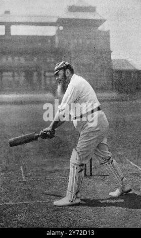 Batting: W. G. Grace spielte den Cut-Shot zu einem breiten Ball (William Gilbert Grace, der für England, die MCC, Gloucestershire und später London County spielte). Dieses Foto stammt aus einer Serie von Fotoabzügen von Cricketspielern aus der viktorianischen Zeit. Sie wurden 1897 veröffentlicht. Viele werden zum Zweck der Unterweisung gestellt. Stockfoto