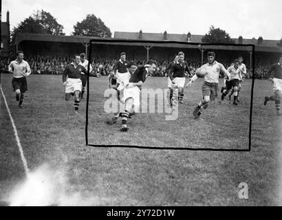 Die "Wallabies" kommen in ihre Richtung. Es scheint, dass die „Wallabies“, das australische Rugby-Team, das jetzt durch dieses Land tourte, nun durch die hervorragende Art und Weise, wie sie durch die Verteidigung der kombinierten Mannschaft von Gloucestershire, Somerset, gelaufen sind, als sie am Samstag in Gloucester spielten. Das Spiel endete mit Gloucestershire und Somerset und erzielte nur acht Punkte gegen die Australier. 30. Foto zeigt, dass Clem Windsor, der australische Rücken (dunkles Trikot), einen Pass mit dem Ball während des Spiels gegen die kombinierte Mannschaft von Gloucestershire, Somerset am Samstag in Gloucester macht. 22 Se Stockfoto