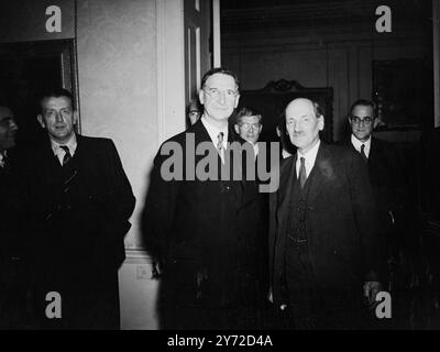 Herr de Valera, Premierminister von Eireann und Finanzminister Frank Aiken, und Herr Sean Lemass, Stellvertretender Ministerpräsident, sind heute Morgen aus Dublin aus dem Flugzeug nach Northolt gekommen, um wichtige Handelsgespräche mit dem führenden britischen Minister mit Anglo-Eireann zu führen. Dies ist der erste Besuch von Herrn de Valera seit 1938, der kurz sein wird, denn er wird morgen zu den Marshallplan-Gesprächen nach Paris fliegen. Die Bedeutung dieser Gespräche wird durch die Tatsache unterstrichen, dass Eire mehr Eier, Butter, Speck, Kartoffeln, Schinken und Geflügel verkaufen möchte. Rohstoffe, die Großbritannien braucht. Im Gegenzug kann Großbritannien helfen, indem es seine Exporte von c erhöht Stockfoto