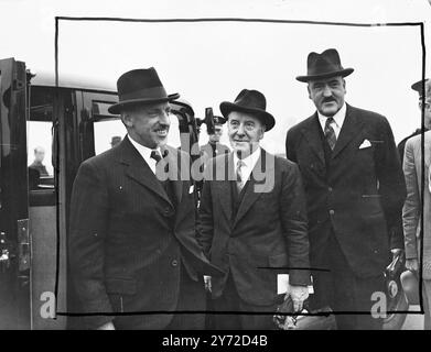 Herr de Valera, Premierminister von Eireann und Finanzminister Frank Aiken, und Herr Sean Lemass, Stellvertretender Ministerpräsident, sind heute Morgen aus Dublin aus dem Flugzeug nach Northolt gekommen, um wichtige Handelsgespräche mit dem führenden britischen Minister mit Anglo-Eireann zu führen. Dies ist der erste Besuch von Herrn de Valera seit 1938, der kurz sein wird, denn er wird morgen zu den Marshallplan-Gesprächen nach Paris fliegen. Die Bedeutung dieser Gespräche wird durch die Tatsache unterstrichen, dass Eire mehr Eier, Butter, Speck, Kartoffeln, Schinken und Geflügel verkaufen möchte. Rohstoffe, die Großbritannien braucht. Im Gegenzug kann Großbritannien helfen, indem es seine Exporte von c erhöht Stockfoto