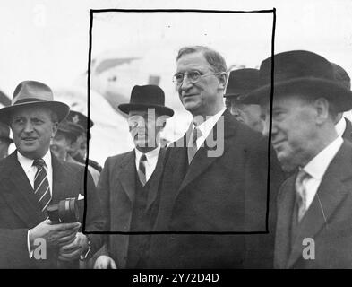 Herr de Valera, Premierminister von Eireann und Finanzminister Frank Aiken, und Herr Sean Lemass, Stellvertretender Ministerpräsident, sind heute Morgen aus Dublin aus dem Flugzeug nach Northolt gekommen, um wichtige Handelsgespräche mit dem führenden britischen Minister mit Anglo-Eireann zu führen. Dies ist der erste Besuch von Herrn de Valera seit 1938, der kurz sein wird, denn er wird morgen zu den Marshallplan-Gesprächen nach Paris fliegen. Die Bedeutung dieser Gespräche wird durch die Tatsache unterstrichen, dass Eire mehr Eier, Butter, Speck, Kartoffeln, Schinken und Geflügel verkaufen möchte. Rohstoffe, die Großbritannien braucht. Im Gegenzug kann Großbritannien helfen, indem es seine Exporte von c erhöht Stockfoto