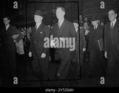 Herr de Valera, Premierminister von Eireann und Finanzminister Frank Aiken, und Herr Sean Lemass, Stellvertretender Ministerpräsident, sind heute Morgen aus Dublin aus dem Flugzeug nach Northolt gekommen, um wichtige Handelsgespräche mit dem führenden britischen Minister mit Anglo-Eireann zu führen. Dies ist der erste Besuch von Herrn de Valera seit 1938, der kurz sein wird, denn er wird morgen zu den Marshallplan-Gesprächen nach Paris fliegen. Die Bedeutung dieser Gespräche wird durch die Tatsache unterstrichen, dass Eire mehr Eier, Butter, Speck, Kartoffeln, Schinken und Geflügel verkaufen möchte. Rohstoffe, die Großbritannien braucht. Im Gegenzug kann Großbritannien helfen, indem es seine Exporte von c erhöht Stockfoto