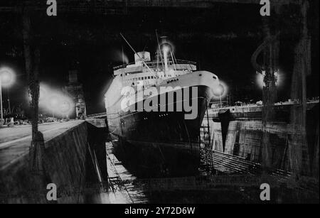 Dieses beeindruckende Bild, das unter der brillanten Beleuchtung des George V Graving Docks in Southampton aufgenommen wurde, unterstreicht die schwungvollen Linien des Holland - America Liner Nieuw Amsterdam - der niederländischen Herausforderung für die Überlegenheit des Atlantiks. Dieses Schiff, das vielen Truppen bekannt sein wird, die mit ihr in Übersee segeln, als sie während des Krieges Truppen machte, wird nun in Southampton einer umfassenden Überholung unterzogen. 14. September 1947 Stockfoto