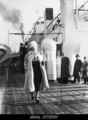 Mae West war einer der Passagiere, die Southampton von New York aus an Bord des Cunnard White Star Liner Queen Mary erreichte. Sie ist auf dem Land, um die Rolle der Bowery Queen in ihrem eigenen Stück Diamond Lil zu spielen, eine Geschichte über New York in den 90er Jahren 15. September 1947 Stockfoto