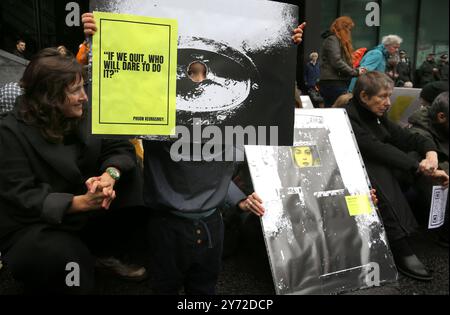 London, England, Großbritannien. September 2024. Ein Jugendlicher schaut in einem Schild durch ein Augenloch , während ein anderer Demonstrant ein Zeichen eines inhaftierten politischen Gefangenen vor dem Southwark Crown Court in London hält . Die Demonstranten schließen sich vor dem Gebäude des Krongerichtshofs schweigend zusammen und halten Schilder zur Unterstützung dieser politischen Gefangenen. Die Demonstranten heben hervor, dass viele inhaftierte Aktivisten auf Anweisung der Richter nicht in der Lage waren, den vollständigen Grund dafür zu nennen, warum sie ihre Maßnahmen ergriffen haben. Unter diesen Umständen werden die Geschworenen ermutigt, die Anweisung des Richters zu ignorieren und ein Urteil zu Fällen Stockfoto