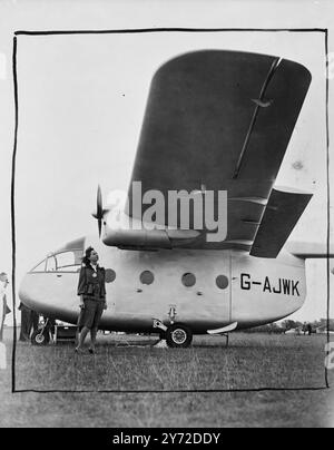 Die größte Flugschau der Welt wird die britischen Exporte ankurbeln. 6000 Gäste aus aller Welt besuchen die weltweit größte Flugzeugausstellung und Fliegenschau, die heute auf dem Handley Page Flugplatz in Radlett, Herts, eröffnet wurde. Über 70 verschiedene Flugzeuge, von riesigen Flugzeugen über Jet-angetriebene Militärflugzeuge und Privatbesitzer bis hin zu Segelflugzeugen, um die ausländischen Käufer anzuziehen. Die Show wird von der Society of British Aircraft Constructors organisiert. Foto-Shows, Miss E Shanks, eine Besucherin der Flugschau, werfen einen Blick auf A Miles Aerovan, einen der neuesten britischen Luftfrachter. September Stockfoto