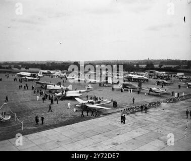 Die größte Flugschau der Welt wird die britischen Exporte ankurbeln. 6000 Gäste aus aller Welt besuchen die weltweit größte Flugzeugausstellung und Fliegenschau, die heute auf dem Handley Page Flugplatz in Radlett, Herts, eröffnet wurde. Über 70 verschiedene Flugzeuge, von riesigen Flugzeugen über Jet-angetriebene Militärflugzeuge und Privatbesitzer bis hin zu Segelflugzeugen, um die ausländischen Käufer anzuziehen. Die Show wird von der Society of British Aircraft Constructors organisiert. Fotoshows, eine allgemeine Ansicht der Ausstellung von Flugzeugen, die heute (Dienstag) in Radlett, Herts, eröffnet wurde. 9. September 1947 Stockfoto