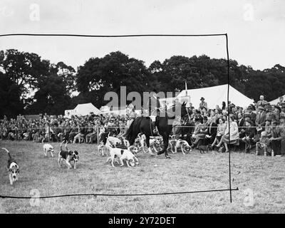 Die Hursley-Jagd auf Parade. Ein malerischer Bestandteil des Programms der Springen und Motorradausstellungen, das von der Romsey Agricultural Horse Show Society organisiert wurde, war die Parade der Hursley Hunt. Die Ausstellung fand im Broadlands Park statt, dem neuen Forest Frame of Viscount and Viscountess Mountbatten of Burma. 11. September 1947 Stockfoto