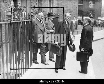 Das Kabinett traf sich heute (Dienstag) in der Downing Street 10 zum dritten Mal seit der Sommerpause des Hauses. Das Treffen markiert den Beginn einer Woche intensiver Beratungen auf Ministerebene über die britische Wirtschaftskrise. Heute wurde erwartet, dass die Minister für Brennstoff und Arbeit über den Stand der Verhandlungen zur Beendigung des Kohlestreiks in Yorkshire berichten. Neue Maßnahmen zur Verhinderung des Verlusts dringend benötigter Kohle könnten später in der Woche in Betracht gezogen werden, während die Sitzungen der Internationalen Bank und des Währungsfonds stattfinden, werden der Premierminister und die Spitzenmitglieder seines Kabinetts über die "d" diskutieren Stockfoto