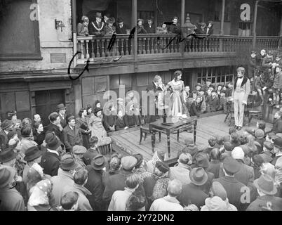 Die Tabard Players gaben im Innenhof des George Inn, Borough High Street, London, eine Open-Air-Performance von Szenen aus David Copperfield; ein LKW wurde als Bühne genutzt. Der „George“ wird in Dickens „Little Dorrit“ erwähnt. 9. Februar 1946 Stockfoto