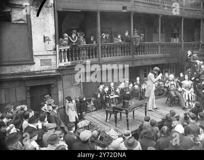 Die Tabard Players gaben im Innenhof des George Inn, Borough High Street, London, eine Open-Air-Performance von Szenen aus David Copperfield; ein LKW wurde als Bühne genutzt. Der „George“ wird in Dickens „Little Dorrit“ erwähnt. 9. Februar 1946 Stockfoto