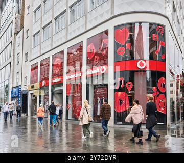 Vodafone Shop, Oxford Street, Mayfair, London, England, an einem nassen Tag. Stockfoto