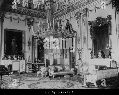 Obwohl das äußere Erscheinungsbild des Buckingham Palace in den letzten 30 Jahren stark verbessert wurde, gibt es noch wenig Hinweise auf die Pracht und würde im Inneren. Nach konservativer Schätzung dürfen die Möbel, Bilder, Wandteppiche und Armaturen im Haus des King's London nicht weniger als 4 Millionen Pfund Wert sein. Der Palast wurde vor etwas mehr als 120 Jahren durch die Umgestaltung des Buckingham-Hauses erbaut und kann, wie er heute steht, grob in 4 Bereiche unterteilt werden - die Staatswohnungen, die halbstaatlichen Wohnungen, die Haushaltswohnungen und die privaten Wohnungen. Das Bild zeigt: Der weiße Salon sh Stockfoto